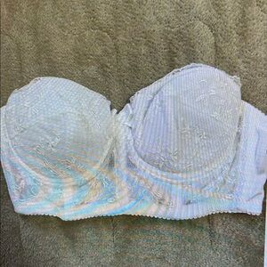 Elegant White Lace Strapless Bra